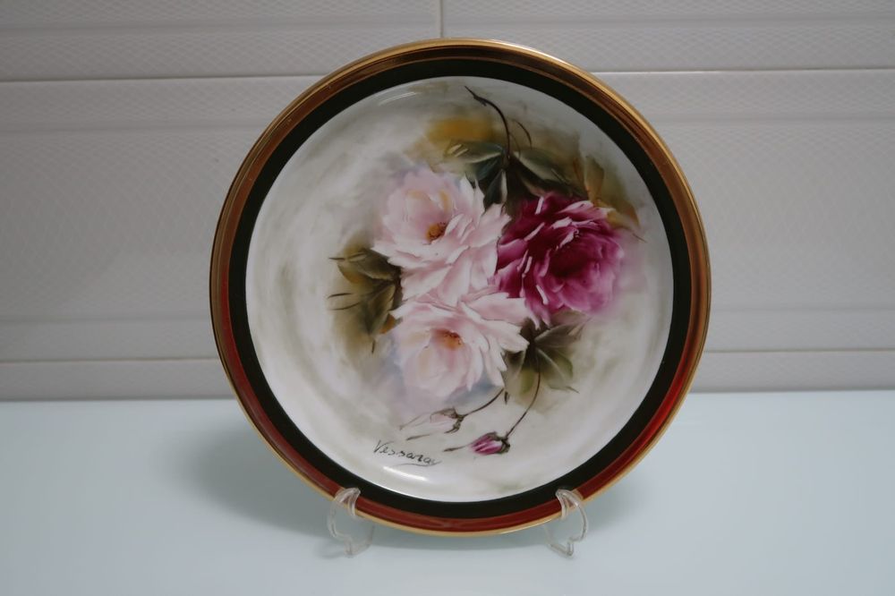 Prato de louça com flores na decoração