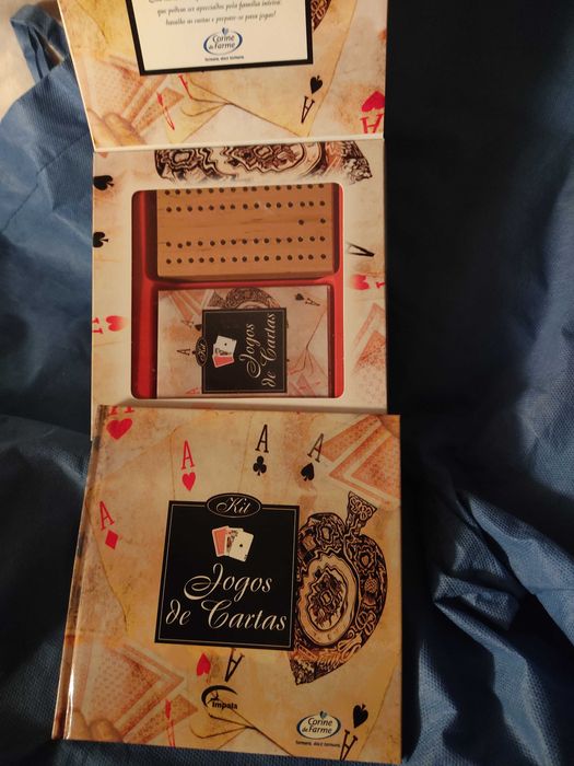 Caixa de jogos com baralho e livro