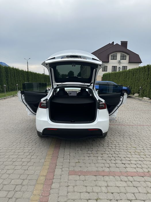 Tesla model Y 2024