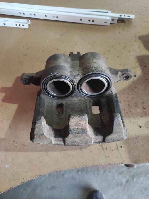 Суппорт передній лівий mitsubishi l200