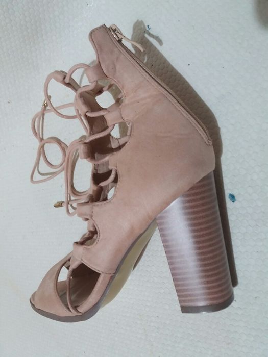 Sapatos (Botins) de salto alto abertos com atacadores (Novos - Tam.37)