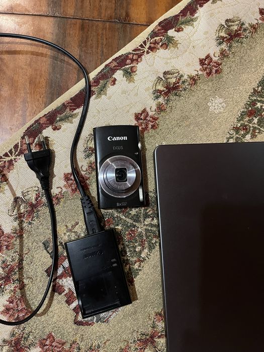 Цифровий фотоапарат Canon з зарядкою та картою памяті