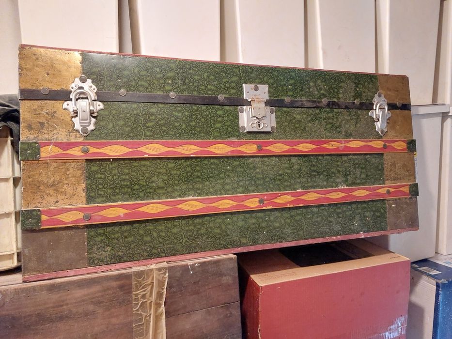 Arca em madeira e latão