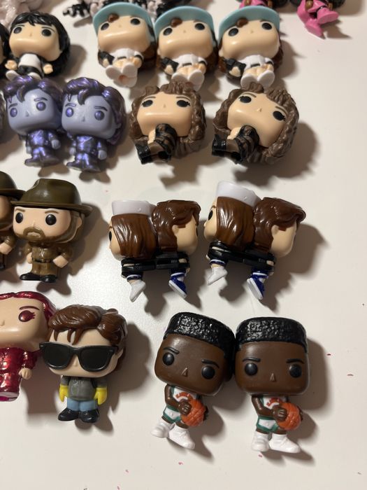 Vendo bonecos de stranger things do kinder joy!