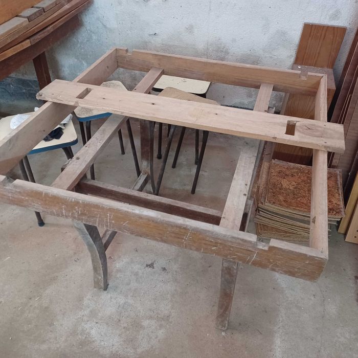 Mesas de madeira dobráveis em bom estado