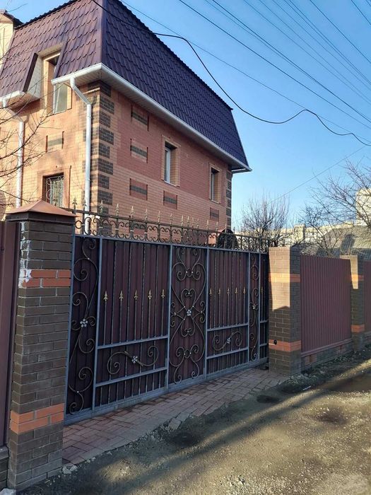 Квартира 4кімн у частній забудові з власним двором.