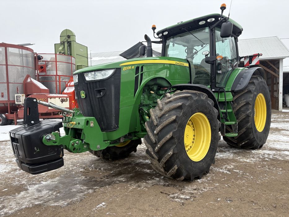 трактор John Deere 8335R