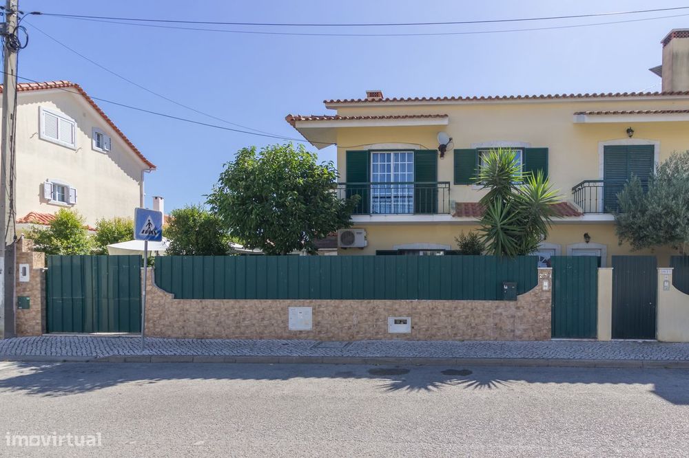 Moradia geminada T3 na Quinta do Conde com piscina, garagem e jardim