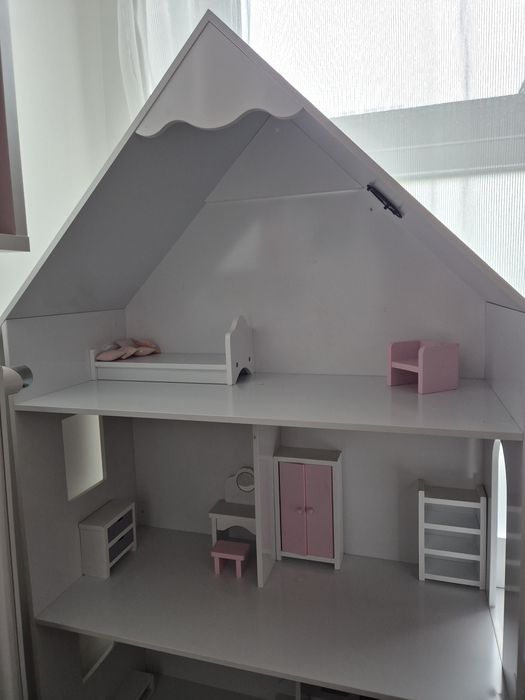 Drewniany domek dla lalek.