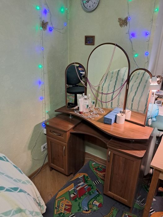 Трюмо, туалетний столик, шафа з дзеркалом