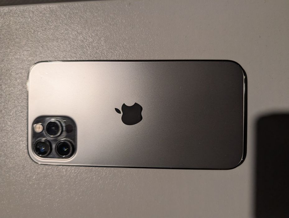 iPhone 12 pro.  Apple watch 7;41mm  gratis