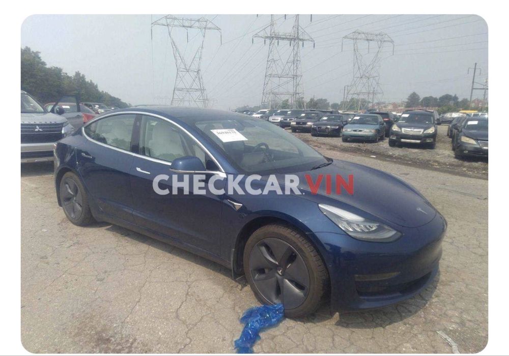 Tesla Model 3 пошкоджена