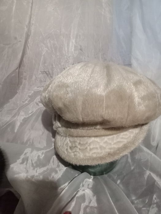 Женские натуральные шапки - береты.