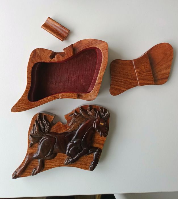 Шкатулка дерев'яна з секретом.