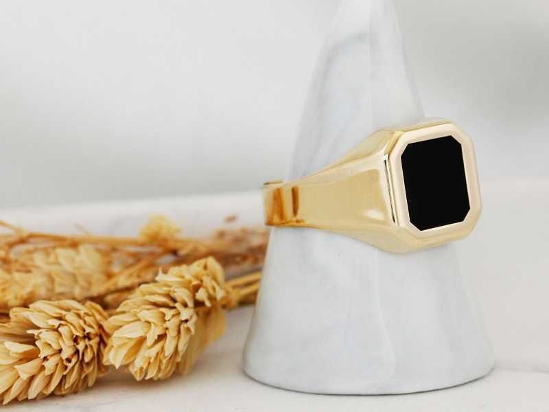 Sygnet męski złoty efektowny z czarnym wykończeniem PR 585 R28