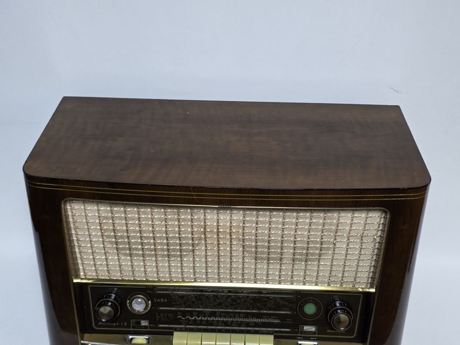 Rádio antigo reparado SABA