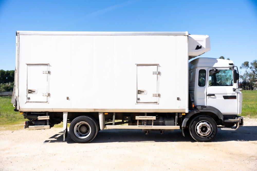 Renault Midliner M150 Refrigerated Truck