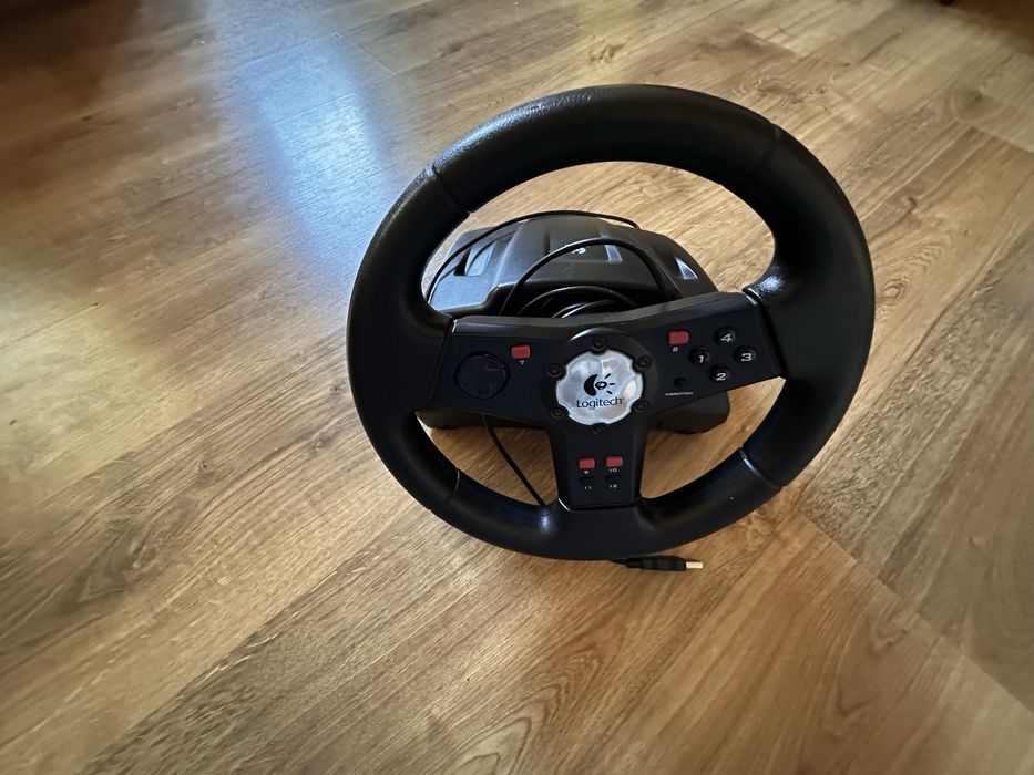 Ігровий руль Logitech