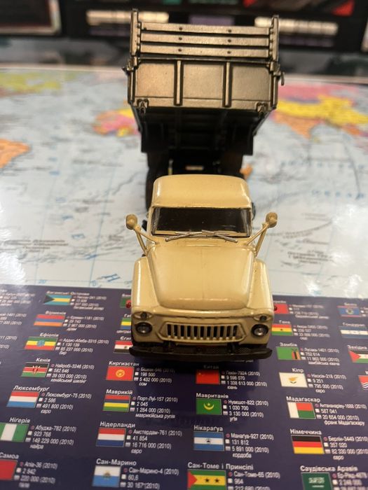 Продаю колекційну модель автомобіля газ-саз 53б .