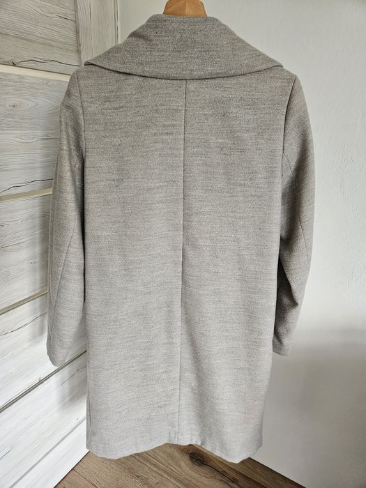 Szary zimowy płaszcz