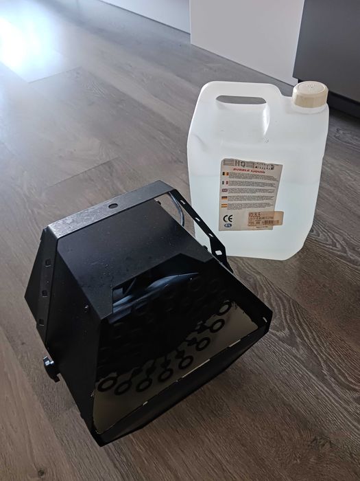 Máquina de bolas de sabão preta com líquido