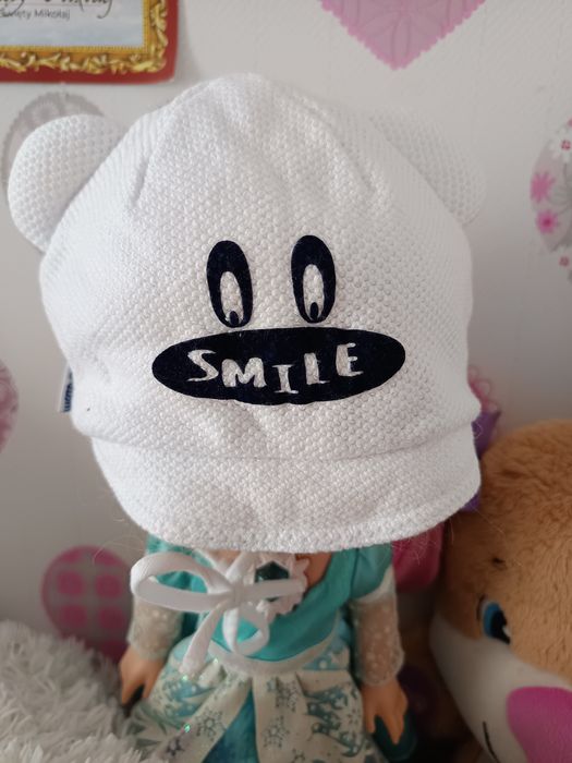 Biała ciepła czapka na podszewce z daszkiem 40cm