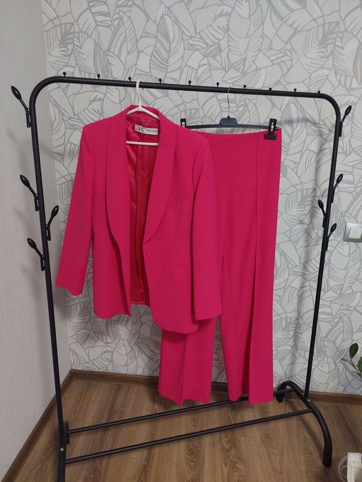 Яскравий костюм від  ZARA