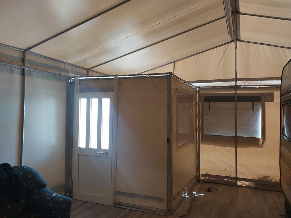 Toldo e armação em muito bom estado