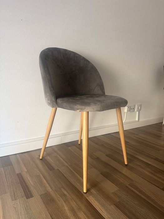 Cadeirão cinza com pernas em madeira