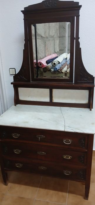 Comoda de madeira antiga