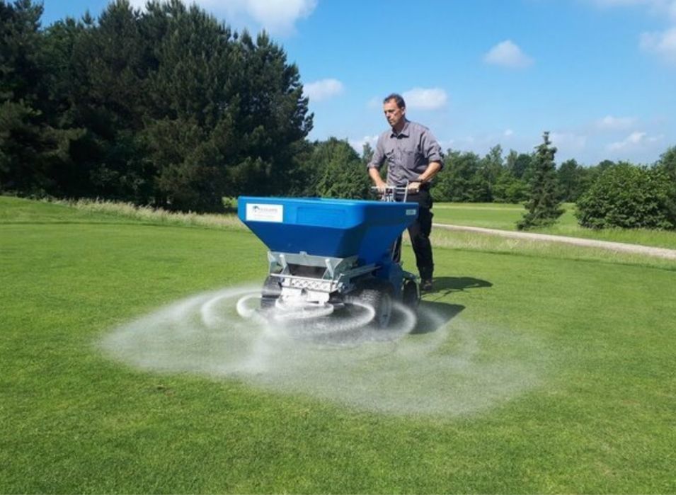 Wynajme rozsiewacz do piasku piaskarka nawozu kompostu aerator