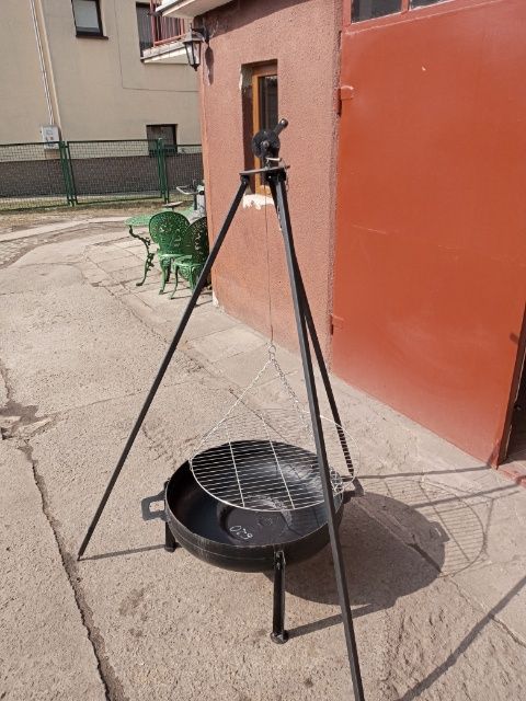 Grill ogrodowy trójnóg z paleniskiem i rusztem