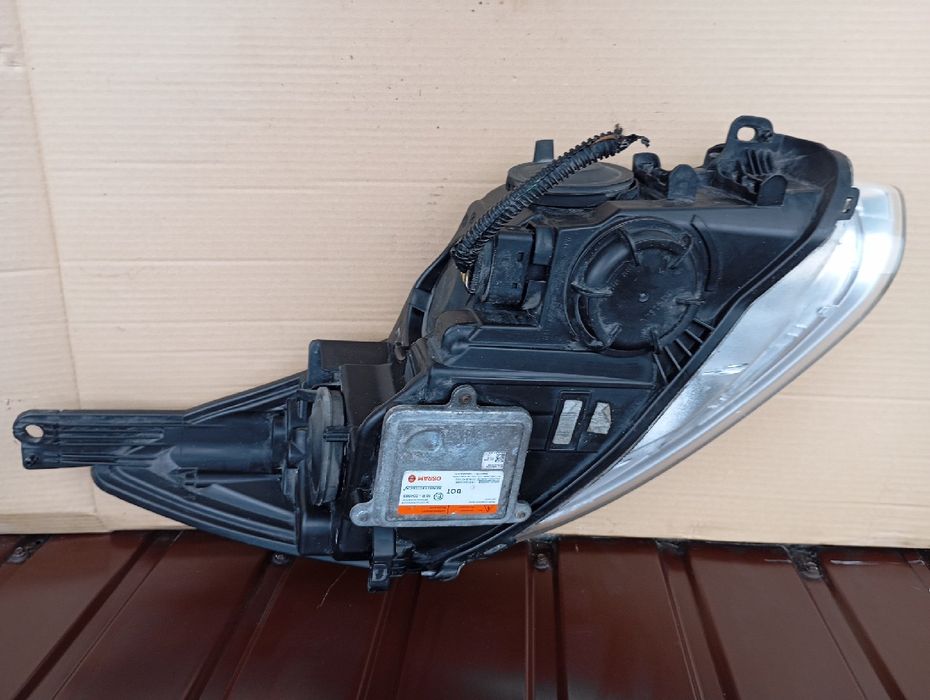 Ford Focus MK3 Lampa przód lewa Xenon BM5113D155AJ