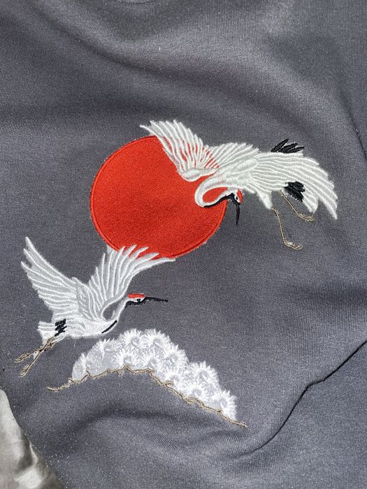 Машинна вишивка на худі футболках світшотах поло вишивка тварин людей