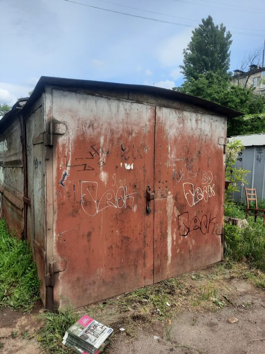 Гараж в районе гостиницы Киев