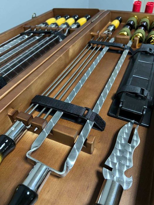 Набір шампурів Набор шампуров у кейсі з дерева для шашлику "Кабани"