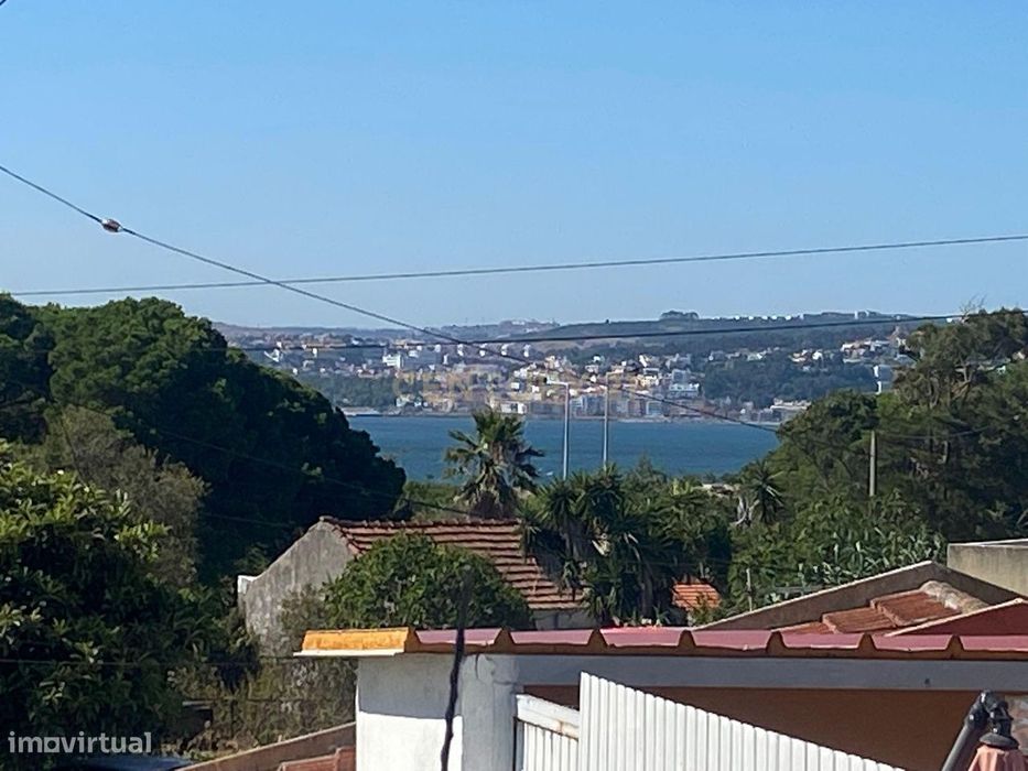 Loja convertida em Apartamento T1 com Garagem na Trafaria, Pica Galo