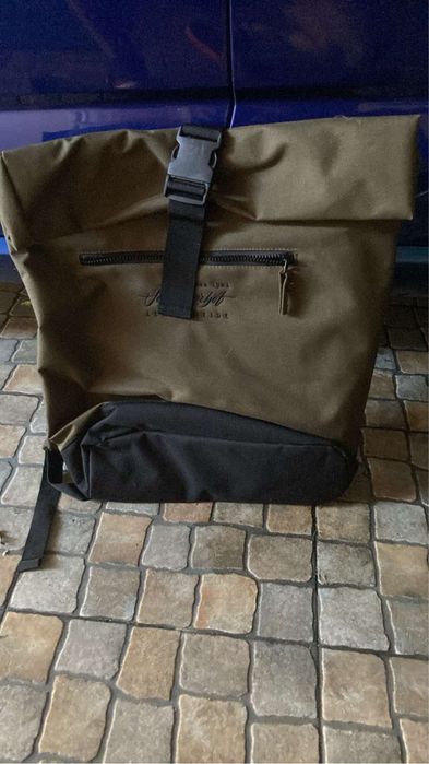 Varios modelos de mochilas escolares como novas
