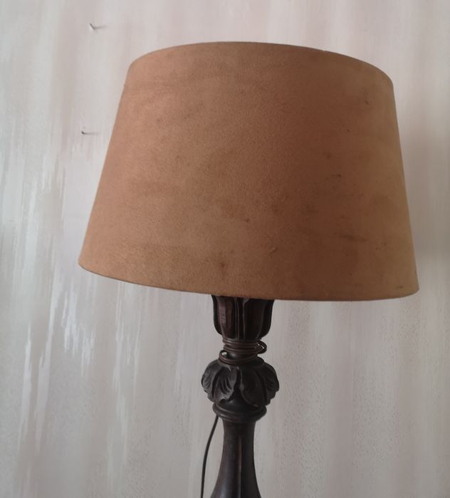 Candeeiro de sala, com pé alto, de madeira  escura.