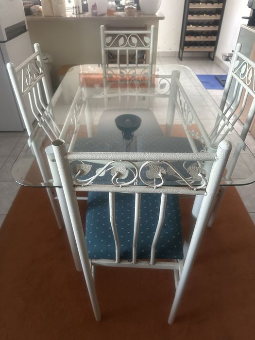 Mesa de cozinha em Vidro + 4 Cadeiras – Bom Estado
