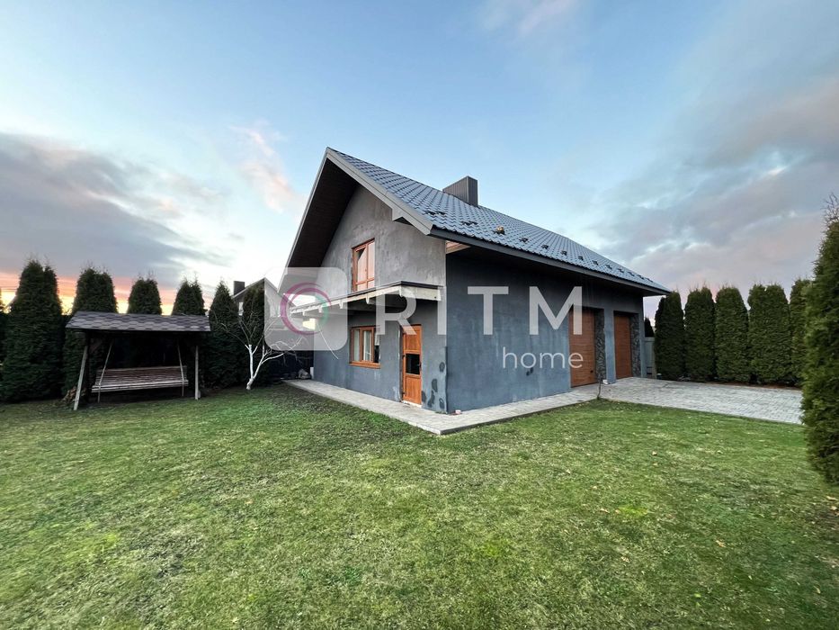 Здається двоповерховий будинок з сучасним дизайнерським ремонтом.