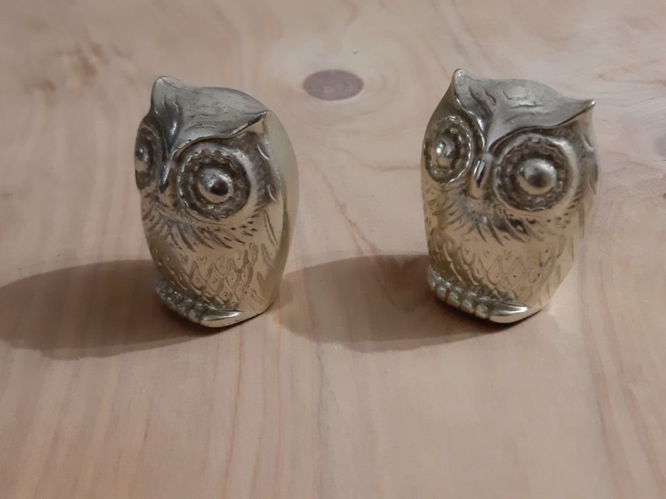 2 corujas em metal