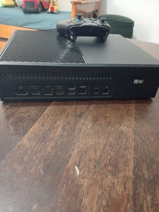 Xbox One com comando e cabos