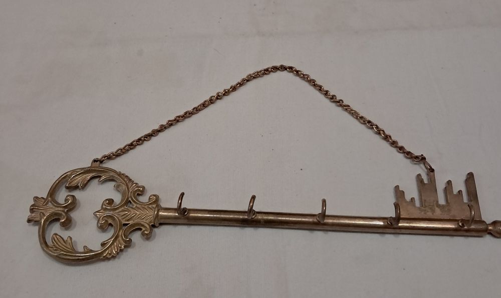 Бронзовый ключ-ключница.