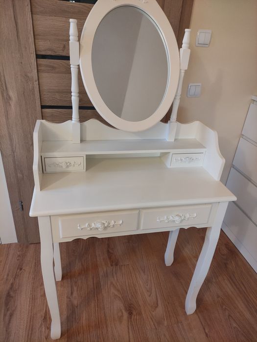 Toaletka biała drewniana