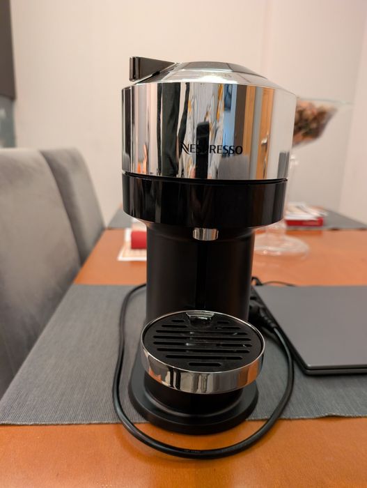 Máquina de café Nespresso 
Vertuo Next D Pure Chro