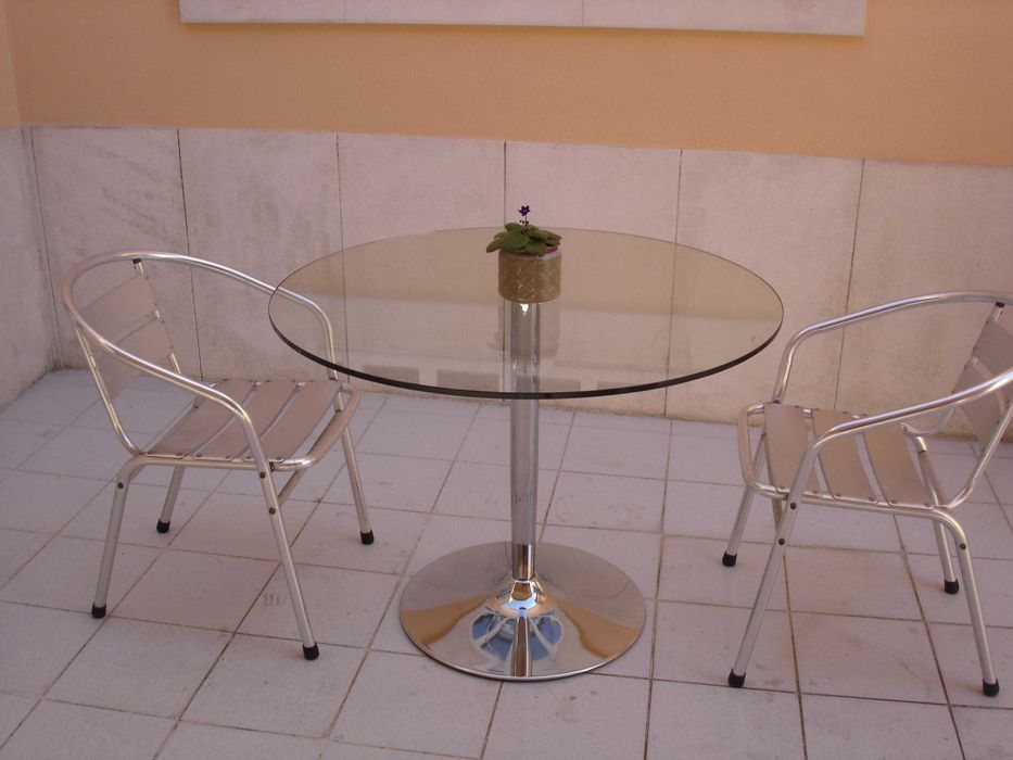 Mesa redonda em vidro temperado (100 cm de diâmetro)
