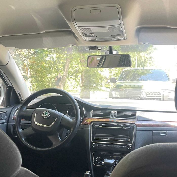 Skoda Superb 2011 продаж авто купити Шкода Суперб в Україні седан ліфтбек автомат DSG бензин комфортний та просторий автомобіль у гарному стані машина