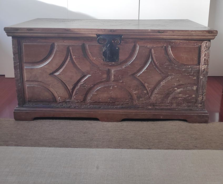 Arca rústica, antiga, em castanho: