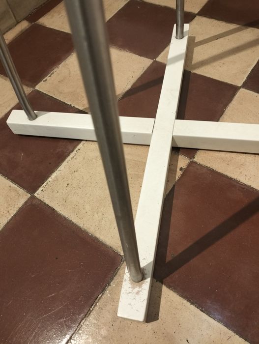 Cabide de pé com base de madeira